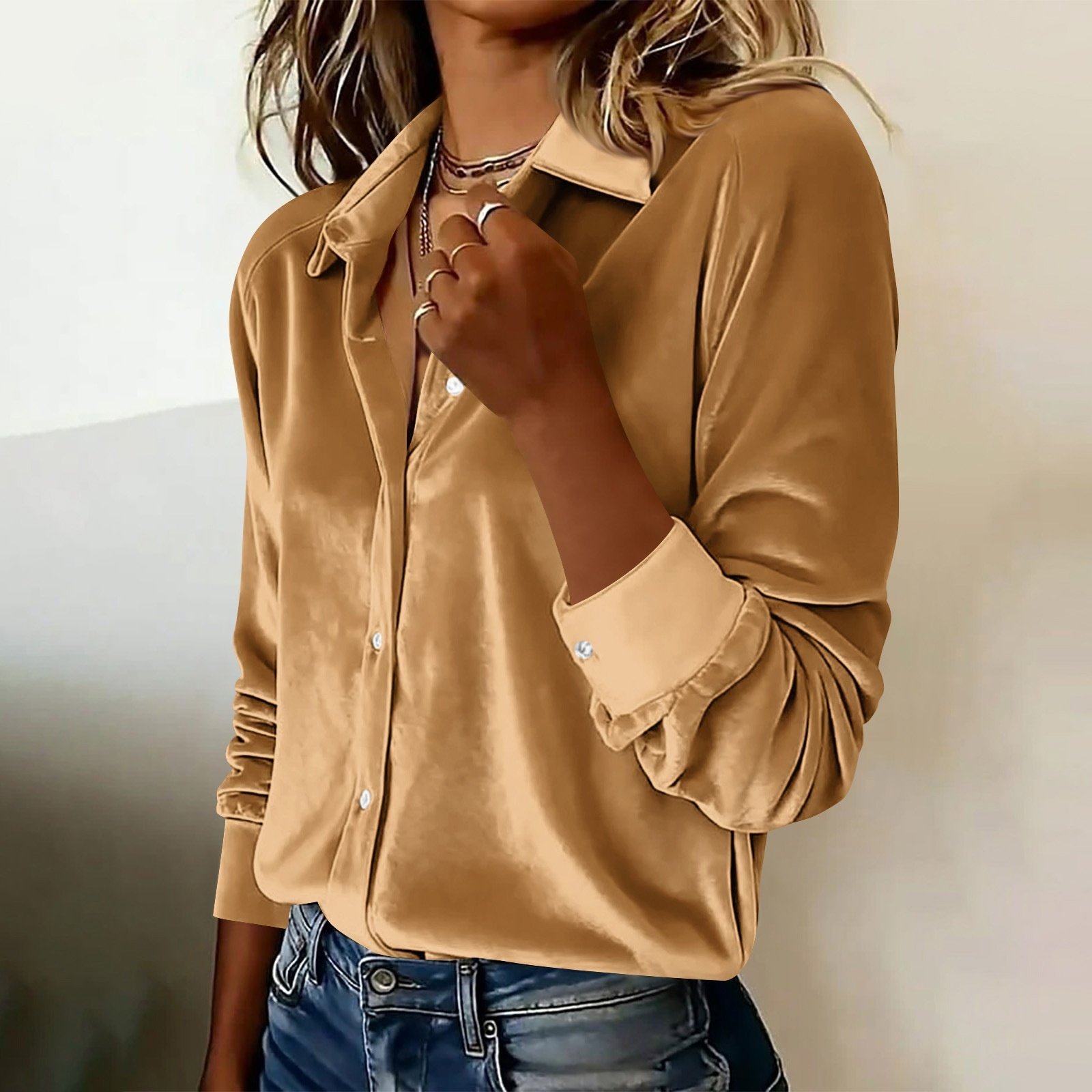 Camisa versátil de terciopelo dorado de color liso con cuello de solapa