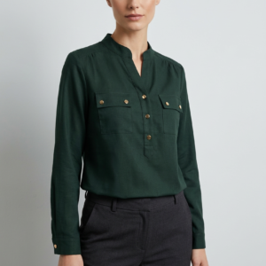 Blusa de seda lisa confeccionada en tejido de alta calidad con acabado refinado.