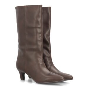 Botas altas de mujer con diseño elegante y minimalista.